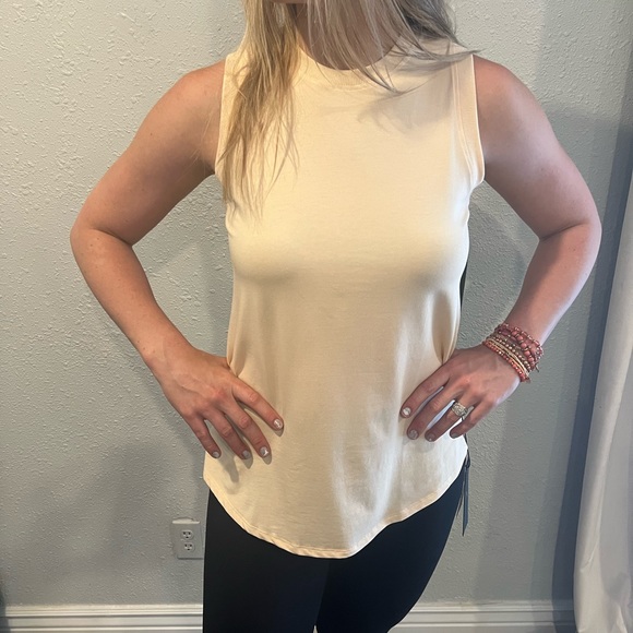 Notched Sleeveless Flowy Workout Top {PEACH}